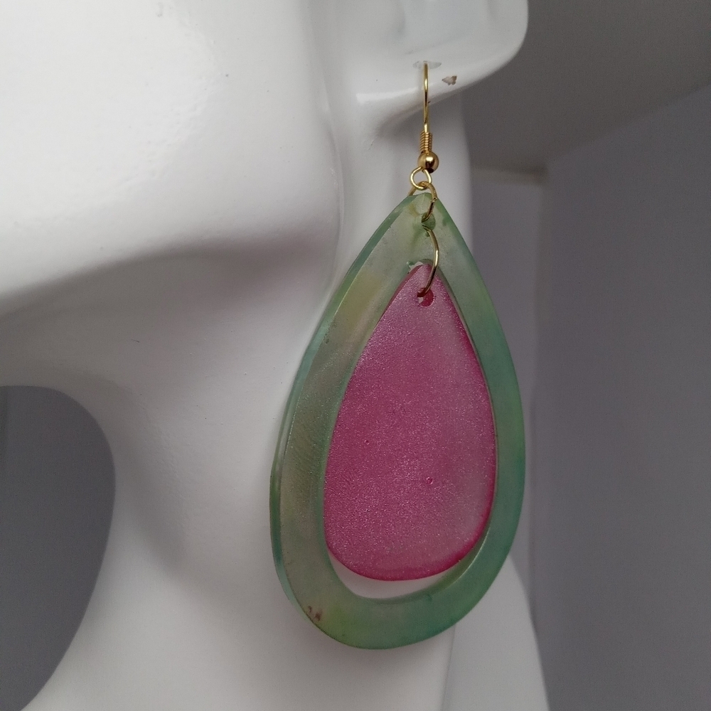 Pink and green resin earrings - Picture 3 of 5